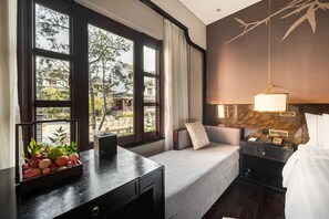 Deluxe King | Down comforters, minibar, in-room safe, blackout drapes
