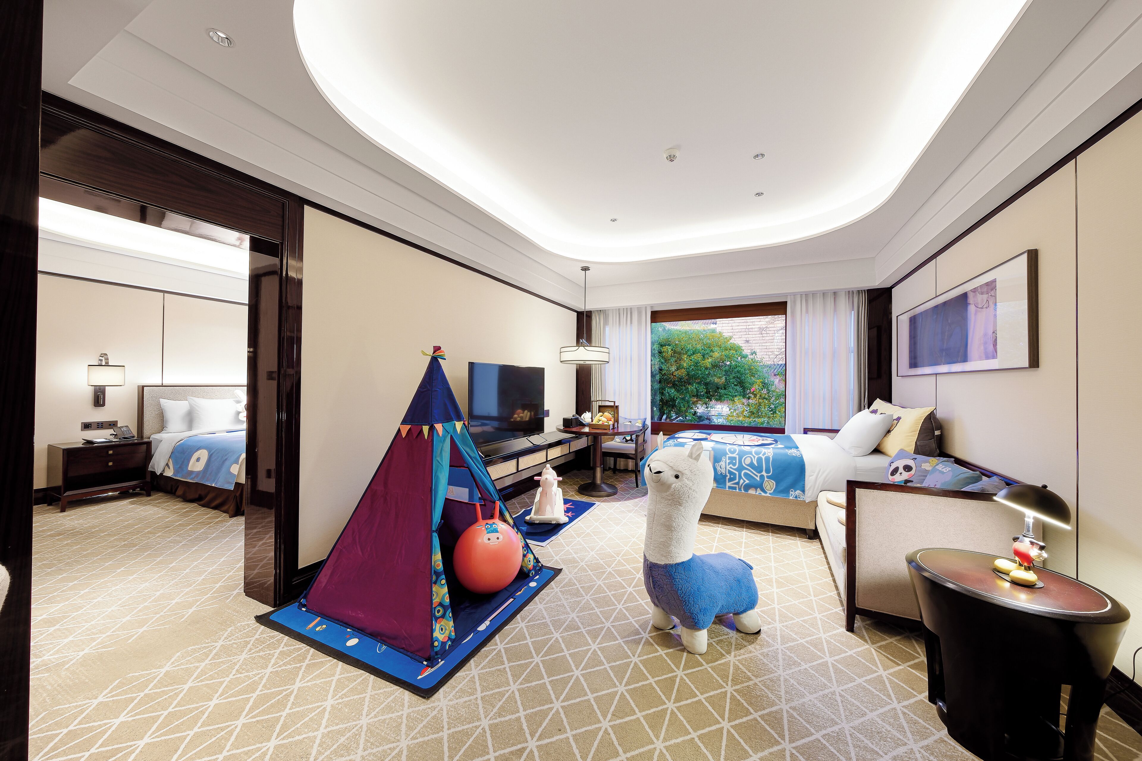 Familiesuite | Dundyner, minibar, safe på rommet og blendingsgardiner