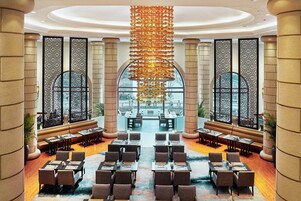 4 か所のレストラン、朝食、ランチ、ディナーに営業 (多国籍料理)