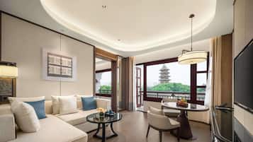 Cubrecamas, minibar y caja de seguridad en la habitación