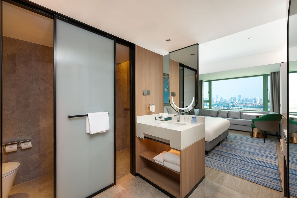 Chăn bông, minibar với thức ăn, đồ uống miễn phí, két bảo mật tại phòng