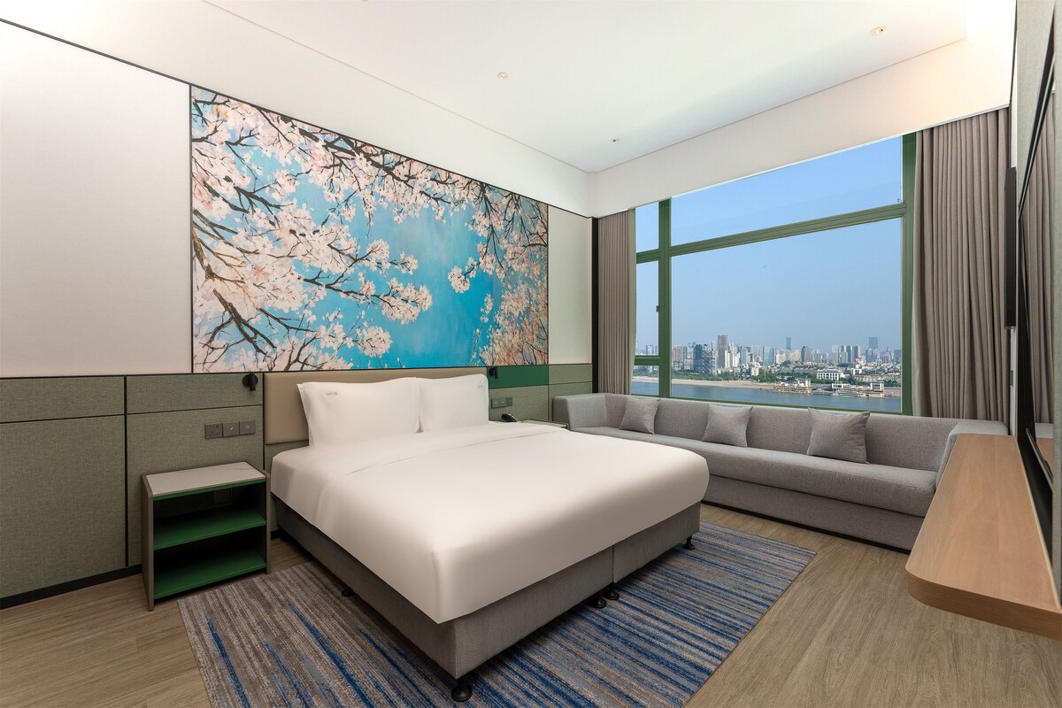 Phòng Suite, 1 phòng ngủ, quang cảnh sông (Top Floor) | Chăn bông, minibar với thức ăn, đồ uống miễn phí, két bảo mật tại phòng