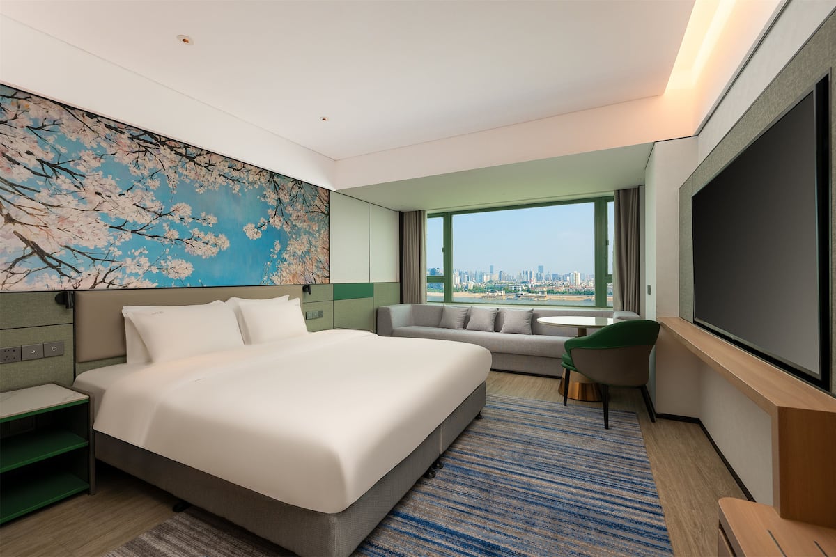 Premium Room, 1 King Bed, River View (High Floor) | Free minibar items, in-room safe, desk, iron/ironing board