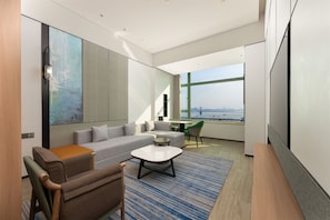 Phòng Suite, 1 phòng ngủ (High Floor) | Chăn bông, minibar với thức ăn, đồ uống miễn phí, két bảo mật tại phòng