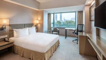 Een minibar met enkele gratis items, een kluis op de kamer, een bureau