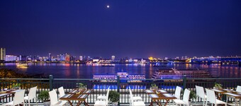 Holiday Inn Riverside Wuhan by IHG