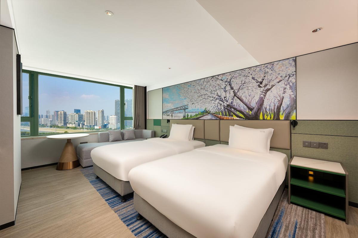 Premium Room, 2 Single Beds, City View (High Floor) | Free minibar items, in-room safe, desk, iron/ironing board