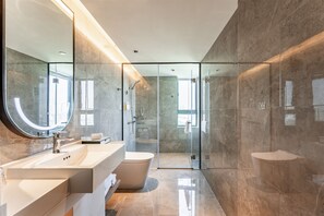 Down duvets, free minibar items, in-room safe, iron/ironing board - Holiday Inn Riverside Wuhan by IHG (Wuhan)