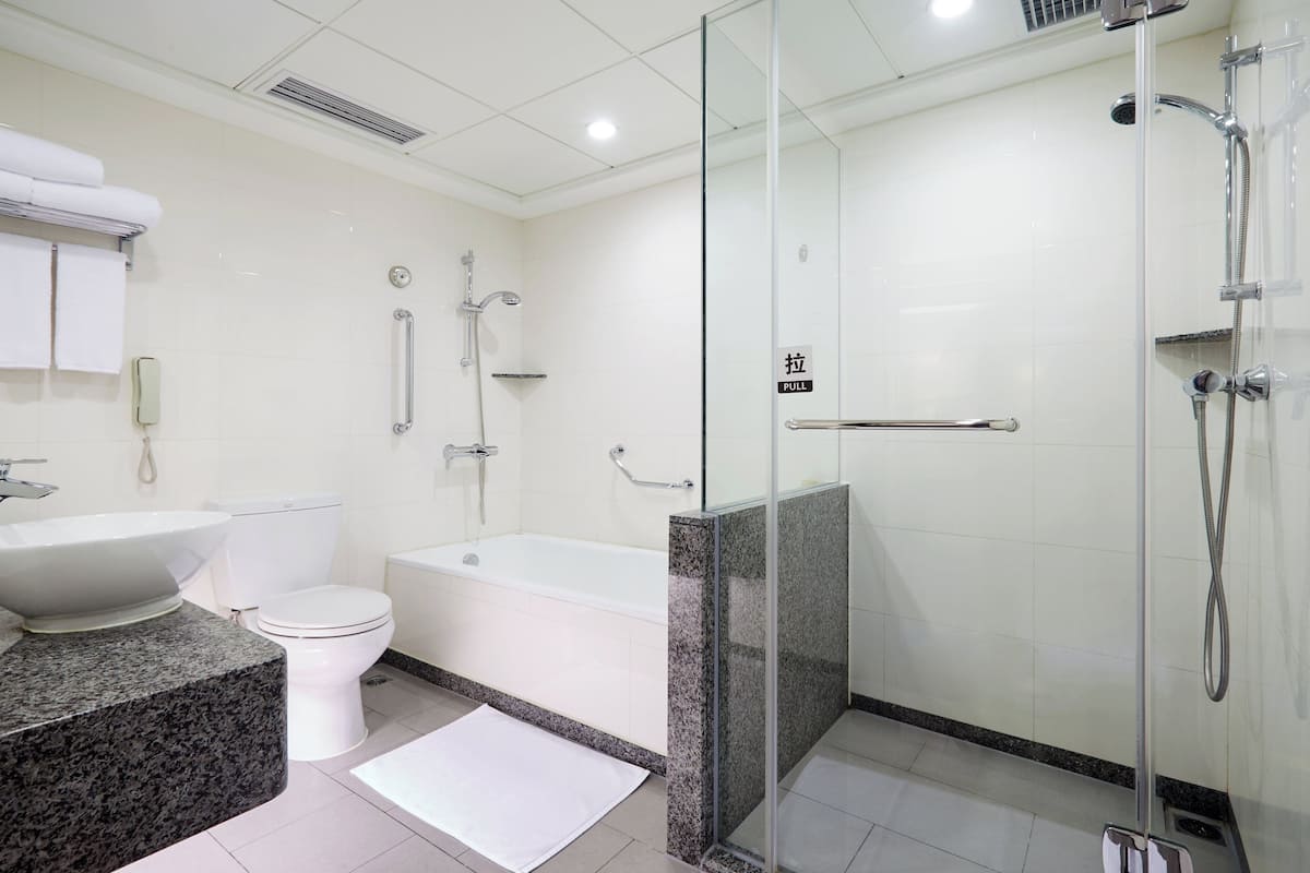 Svit - 1 sovrum - utsikt mot floden | Minibar med vissa gratis produkter och värdeförvaringsskåp på rummet