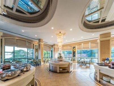 Holiday Inn Riverside Wuhan by IHG