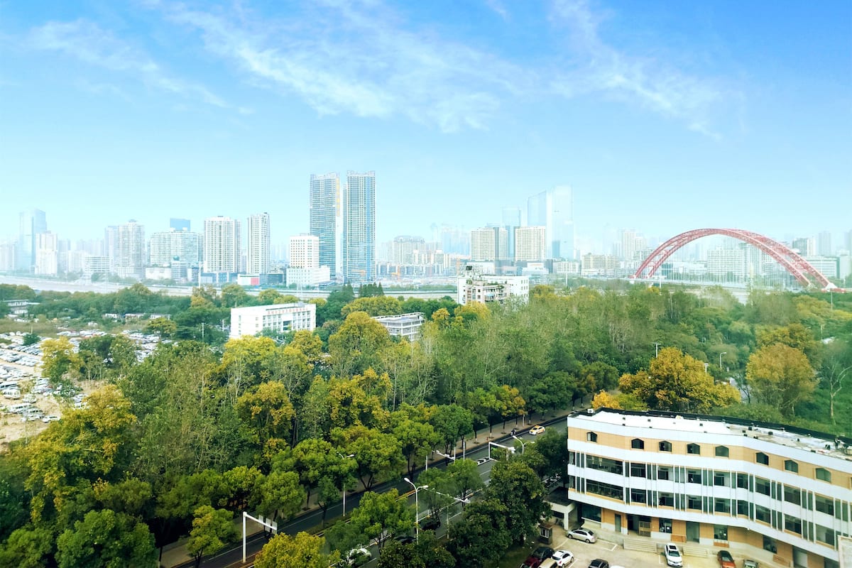 Minibar med vissa gratis produkter och värdeförvaringsskåp på rummet