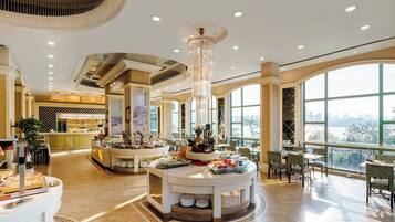 Daily buffet breakfast (CNY 126 per person)