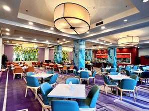 Breakfast, lunch and dinner served - Holiday Inn Express Zhengzhou by IHG (Zhengzhou)