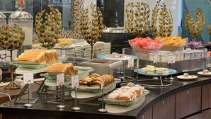 A buffet with various food items and decorative elements. - Holiday Inn Express Zhengzhou by IHG (Zhengzhou)