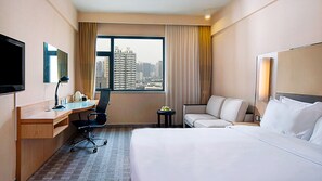 Down comforters, in-room safe, desk, laptop workspace - Holiday Inn Express Zhengzhou by IHG (Zhengzhou)