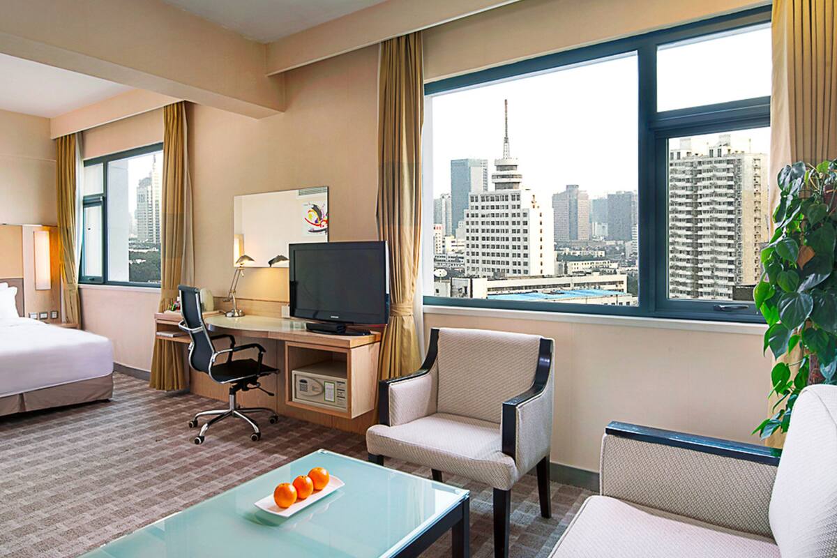スイート クイーンベッド 1 台 (Additional Living Area) | 羽毛の掛け布団、セーフティボックス (室内)、デスク、ノートパソコン用作業スペース
