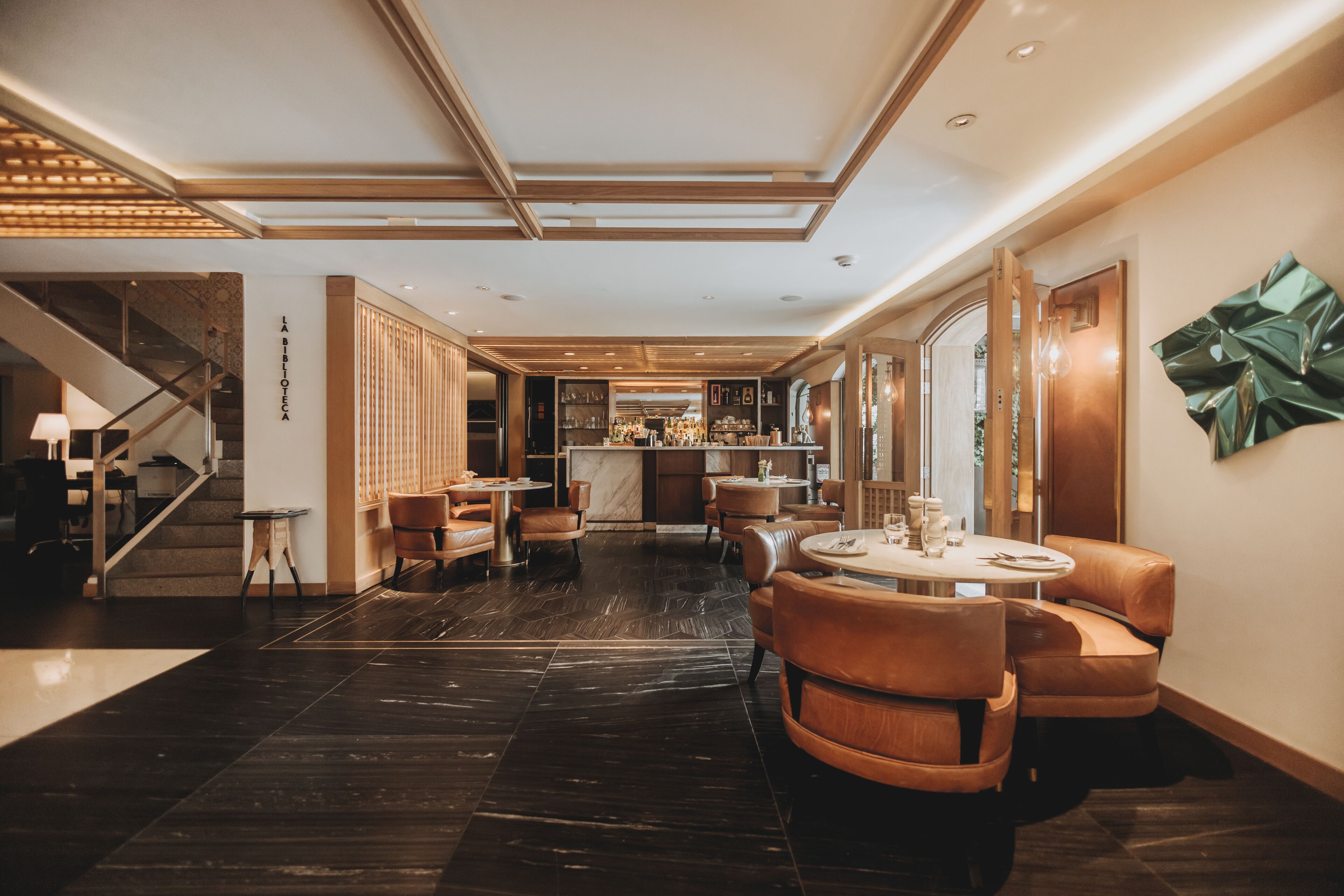 breakfast, lunch served; international cuisine, al fresco dining