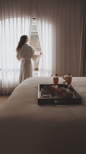 Suite, 1 Schlafzimmer | Bettwäsche aus ägyptischer Baumwolle, hochwertige Bettwaren, Minibar