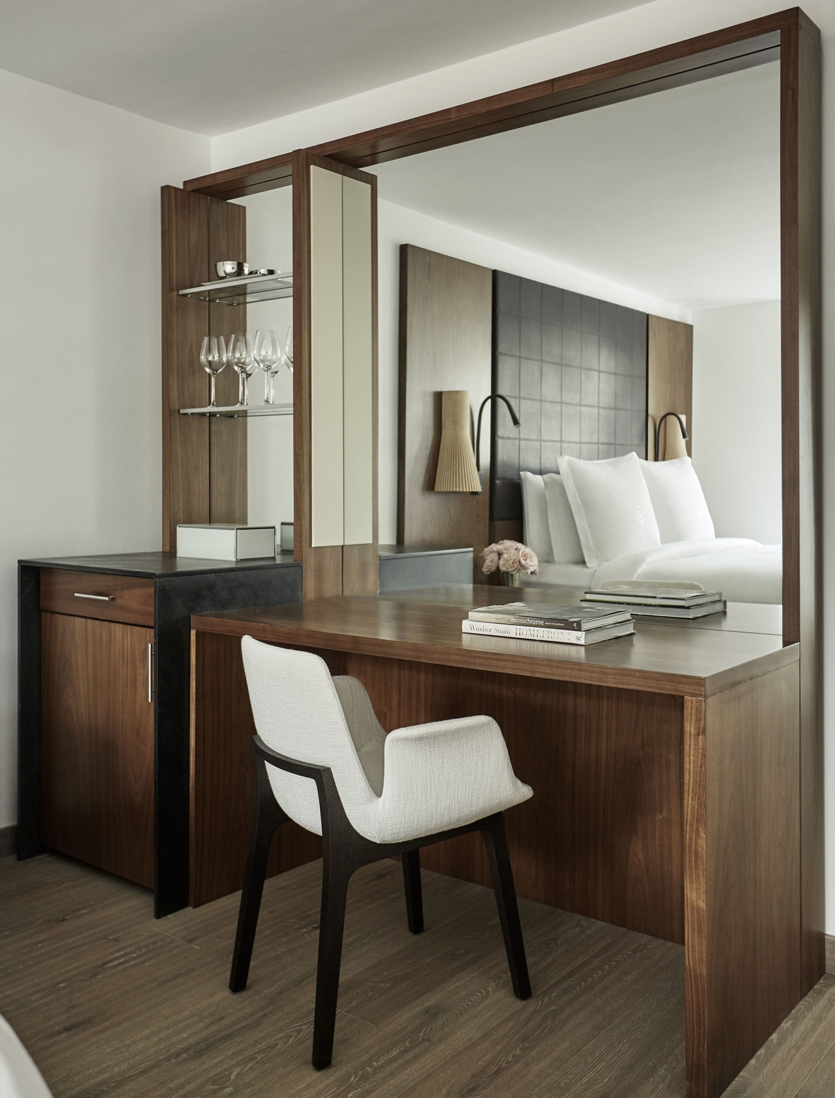 deluxe room, 1 queen bed | in-room business centre