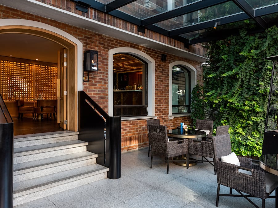 Se sirven desayunos y cocina internacional; con mesas al aire libre