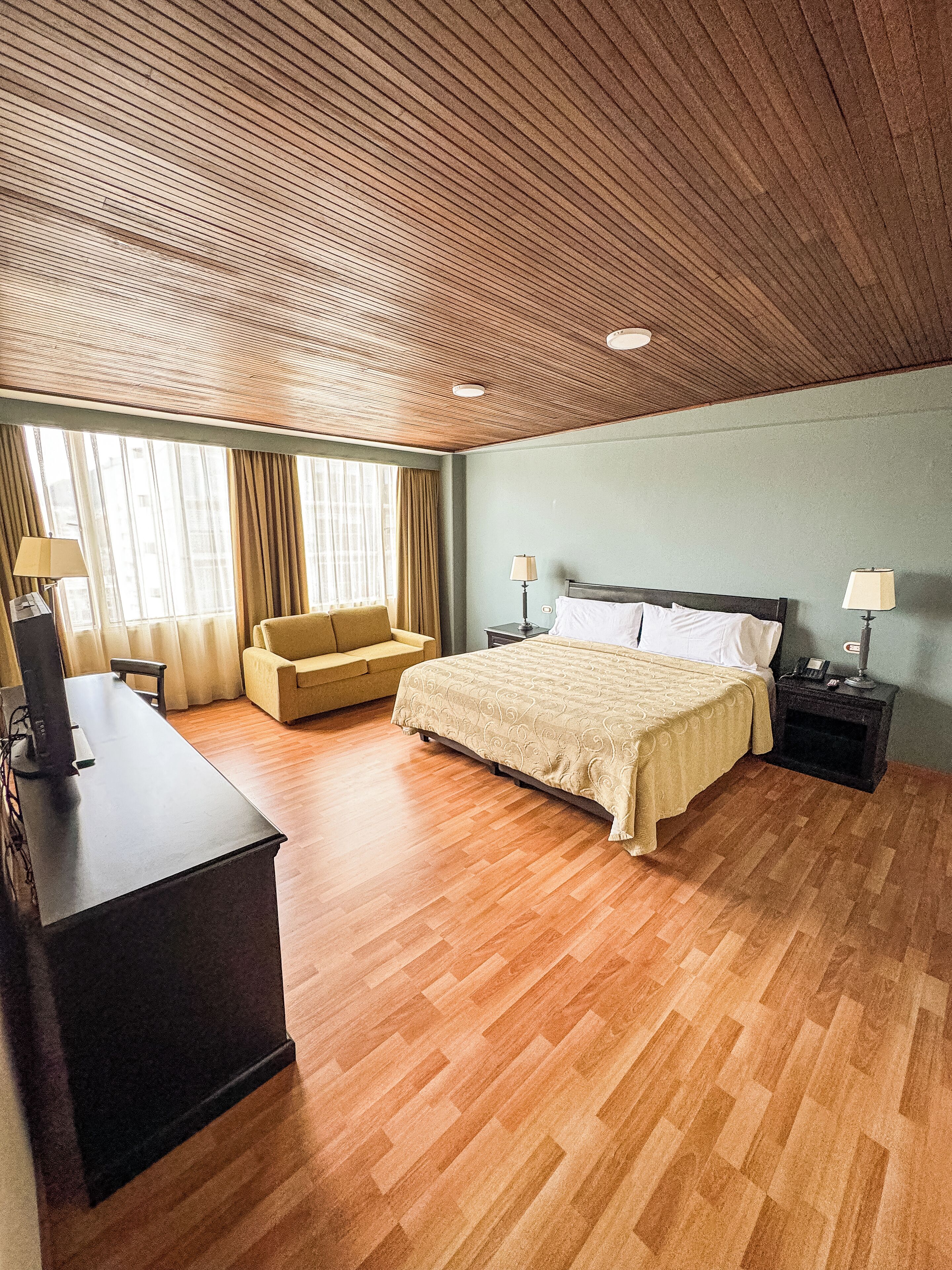 高级双人房, 1 张大床, 城市景观 | 高档床上用品、客房内保险箱、办公桌、免费婴儿床