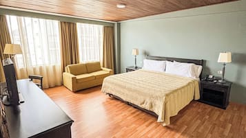 Premium bedding, in-room safe, desk, free cribs/infant beds