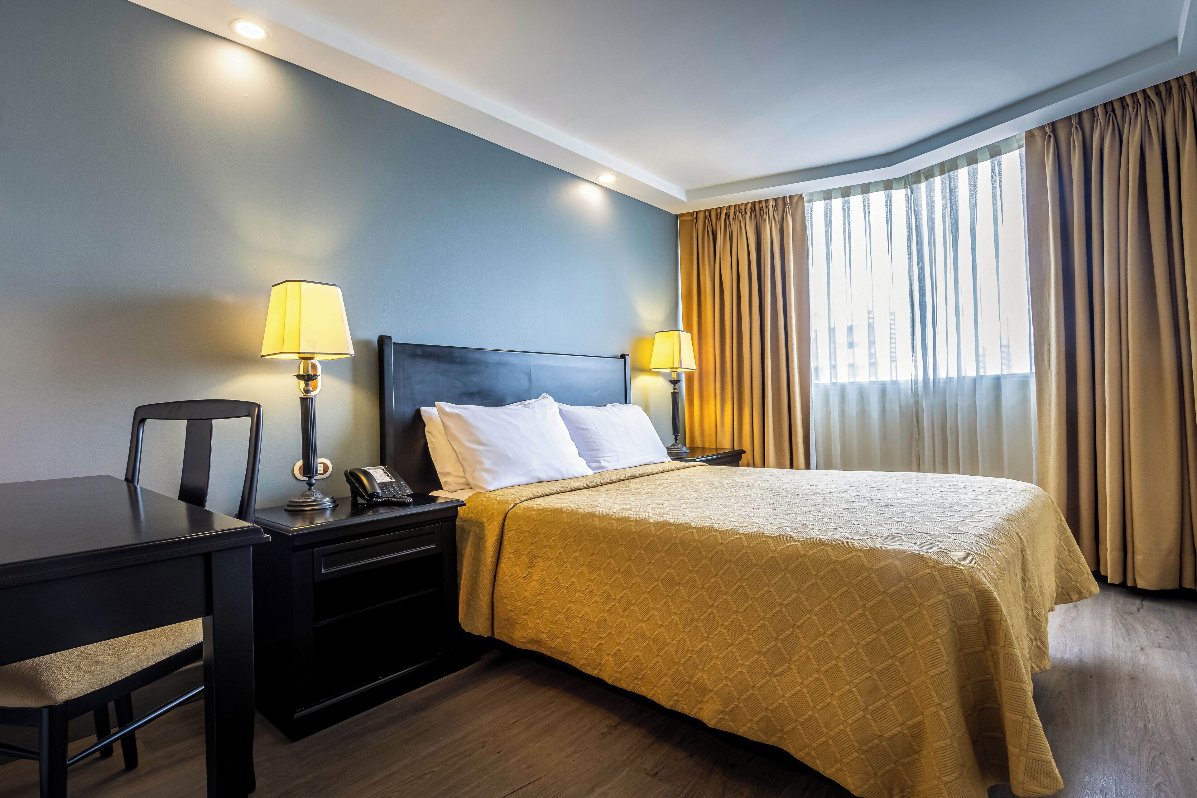 Ropa de cama de alta calidad y caja de seguridad en la habitación 