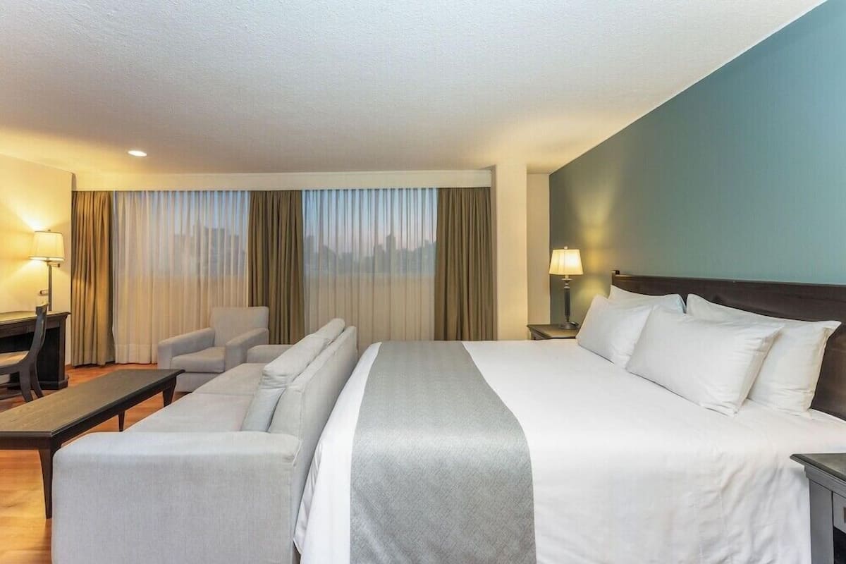 Premium bedding, in-room safe, desk, free cots/infant beds