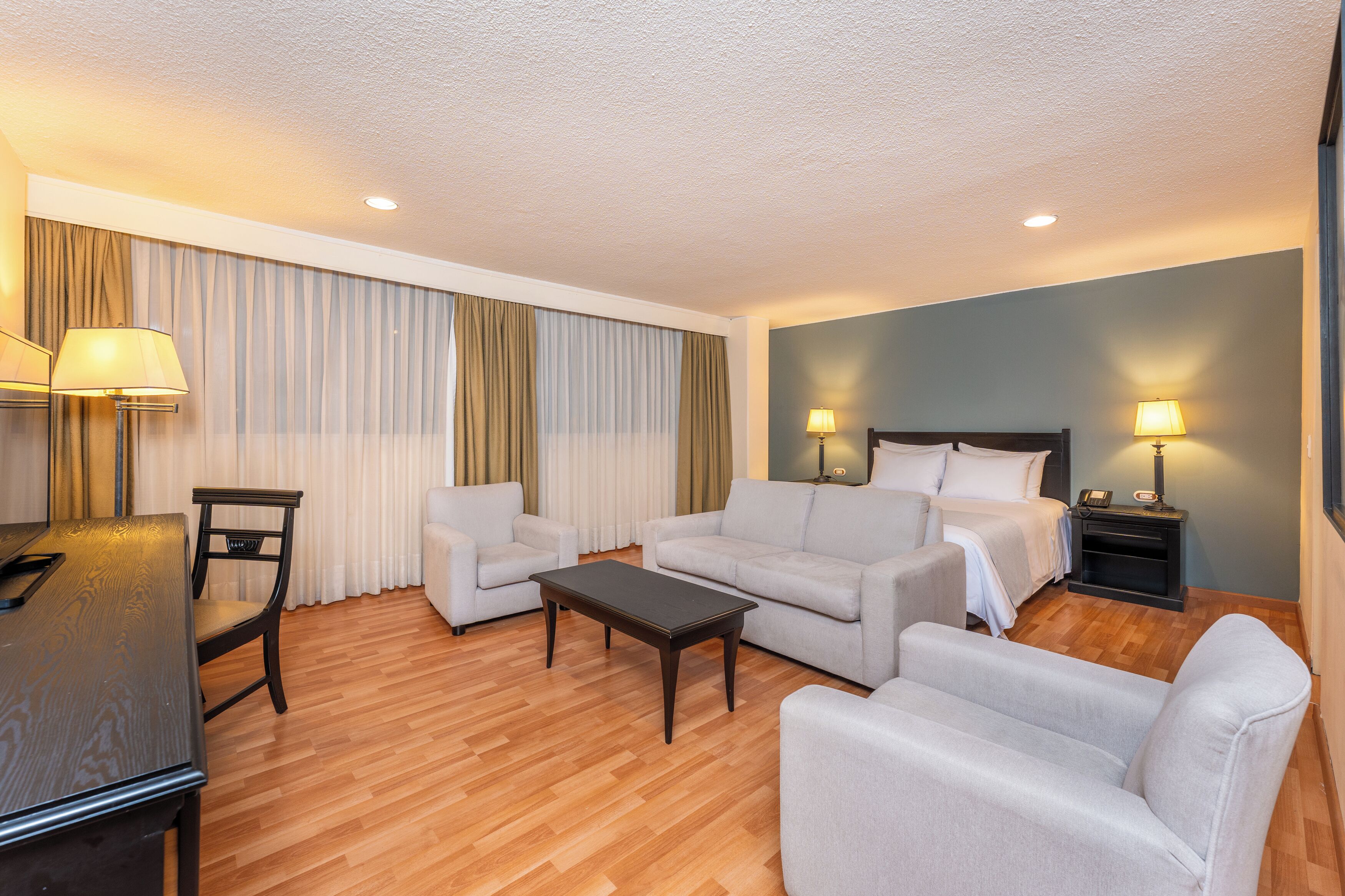 Habitación doble superior, 1 cama de matrimonio | Ropa de cama de alta calidad, caja fuerte, escritorio y cunas gratuitas