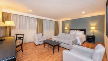 Superior tweepersoonskamer, 1 queensize bed | Luxe beddengoed, een kluis op de kamer, een bureau, gratis babybedden