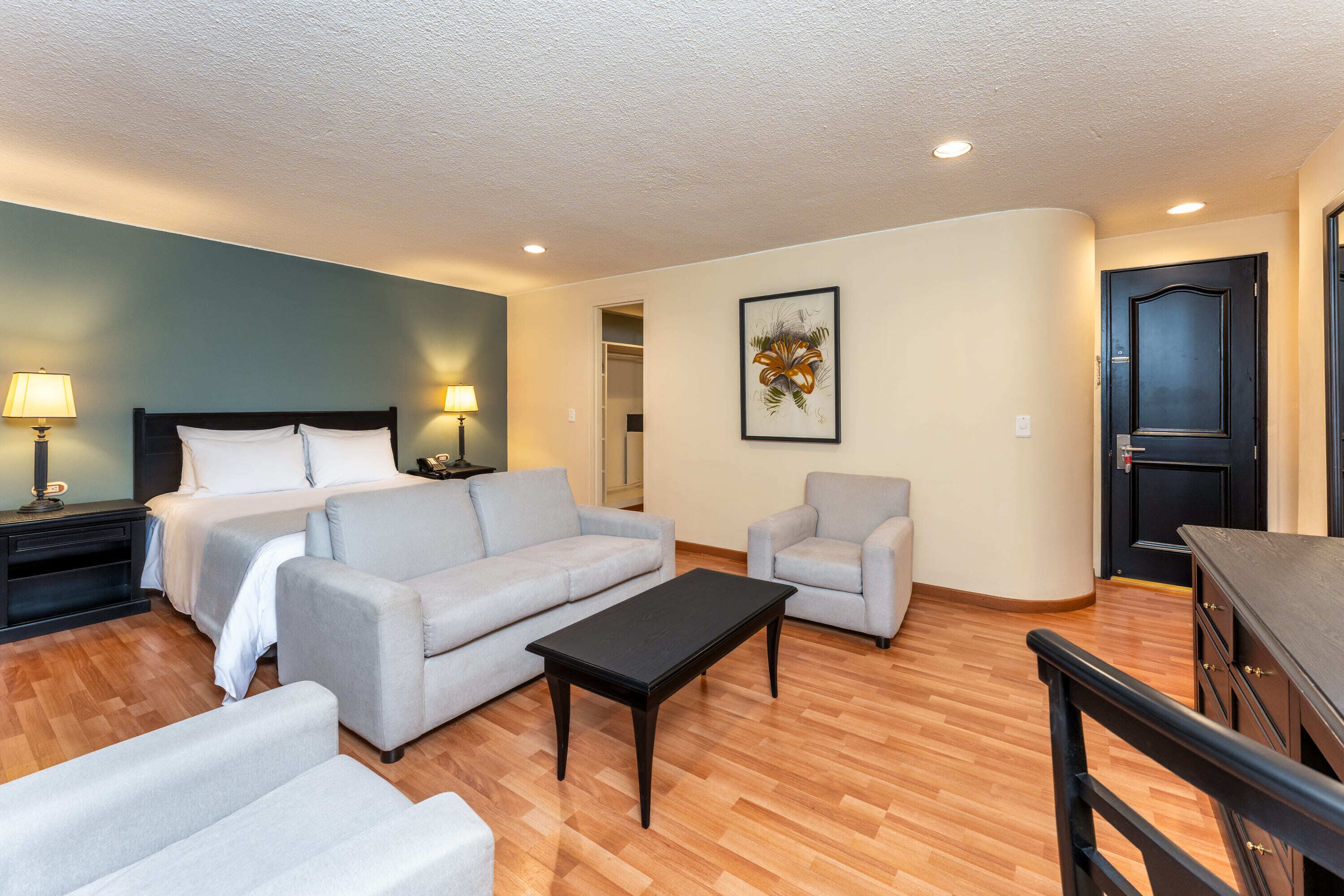 Quarto casal superior, 1 cama Queen | Roupas de cama premium, cofres nos quartos, escrivaninha, berços grátis