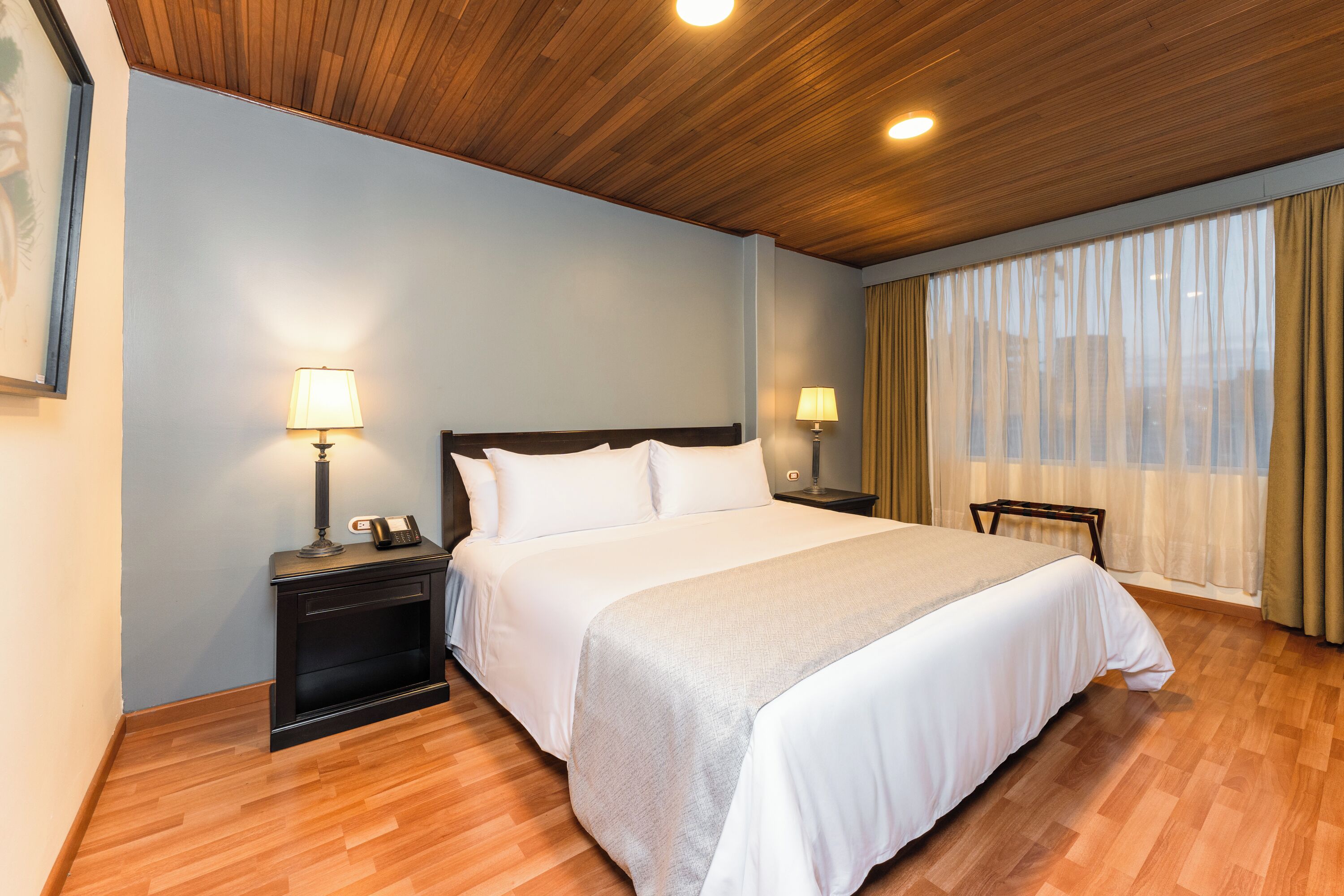 Junior Suite | Premium bedding, in-room safe, desk, free cribs/infant beds