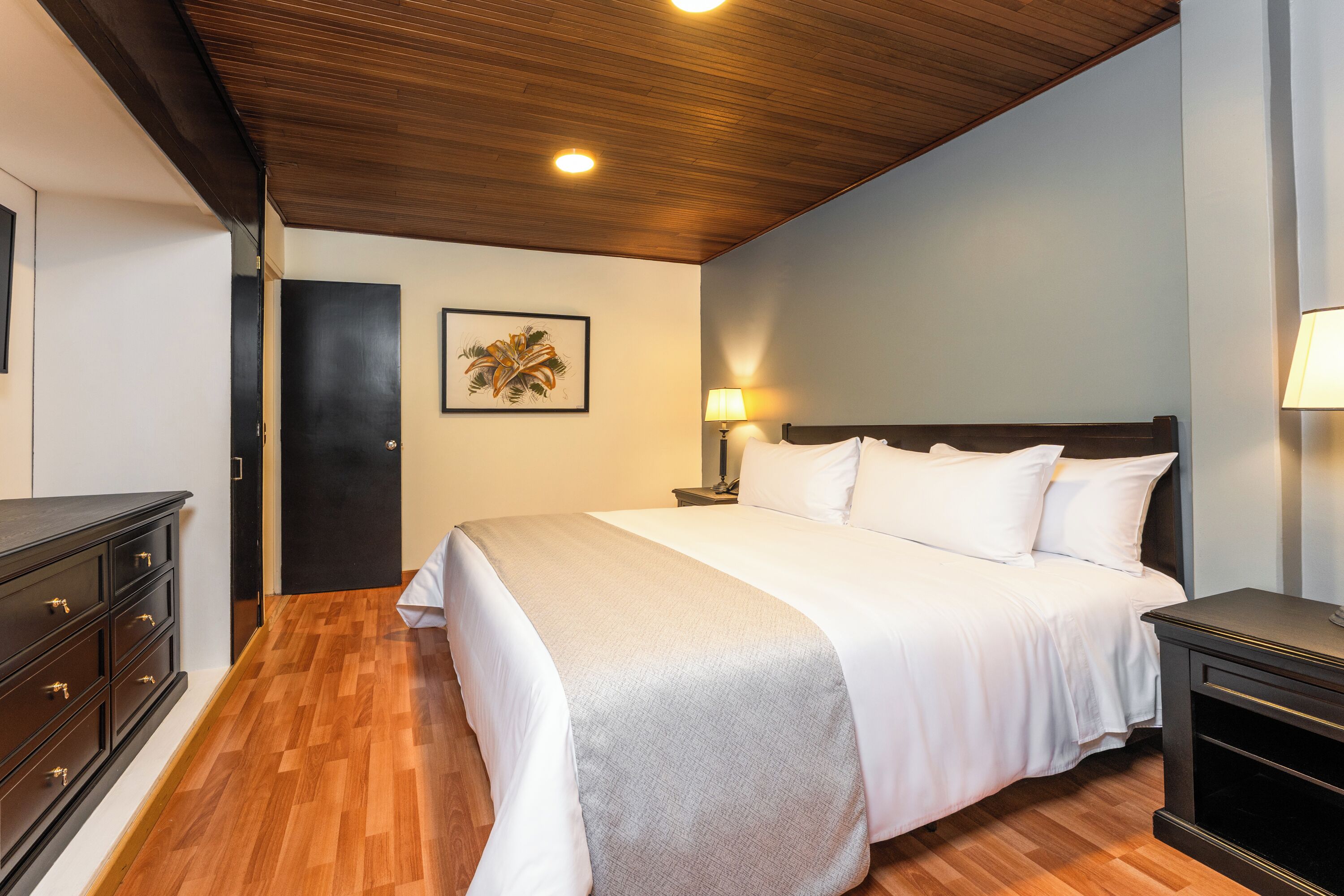 Junior Suite | Premium bedding, in-room safe, desk, free cribs/infant beds