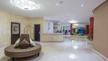 Coin salon dans le hall