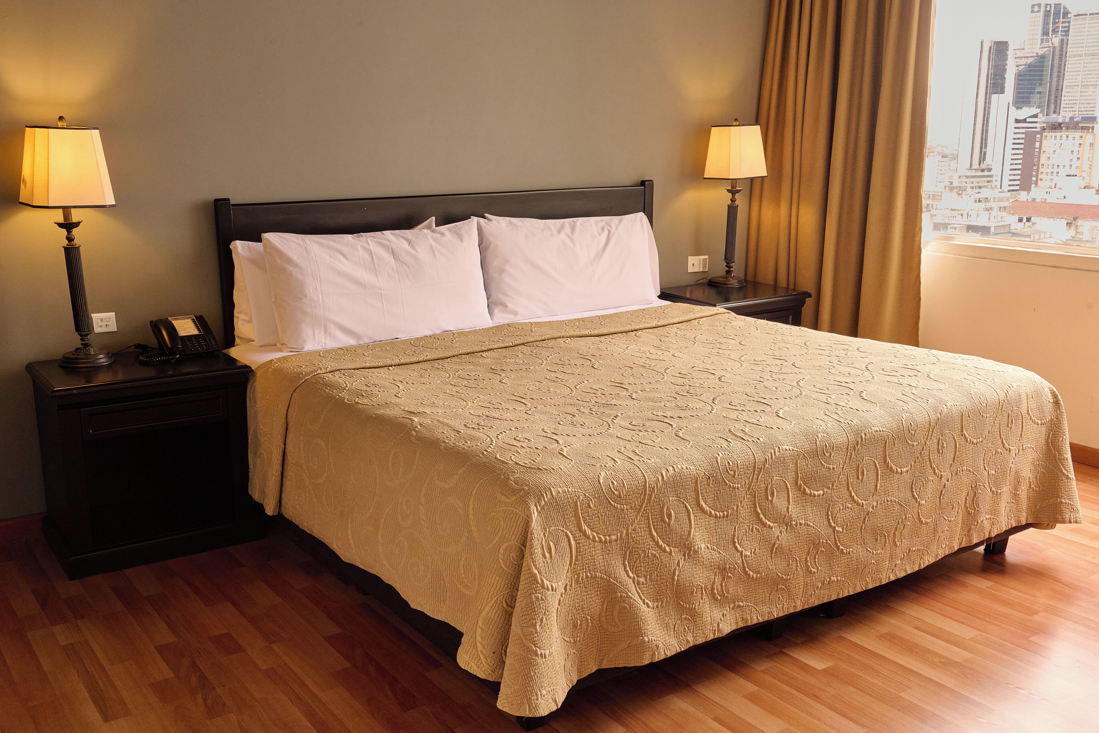 Ropa de cama de alta calidad y caja de seguridad en la habitación 