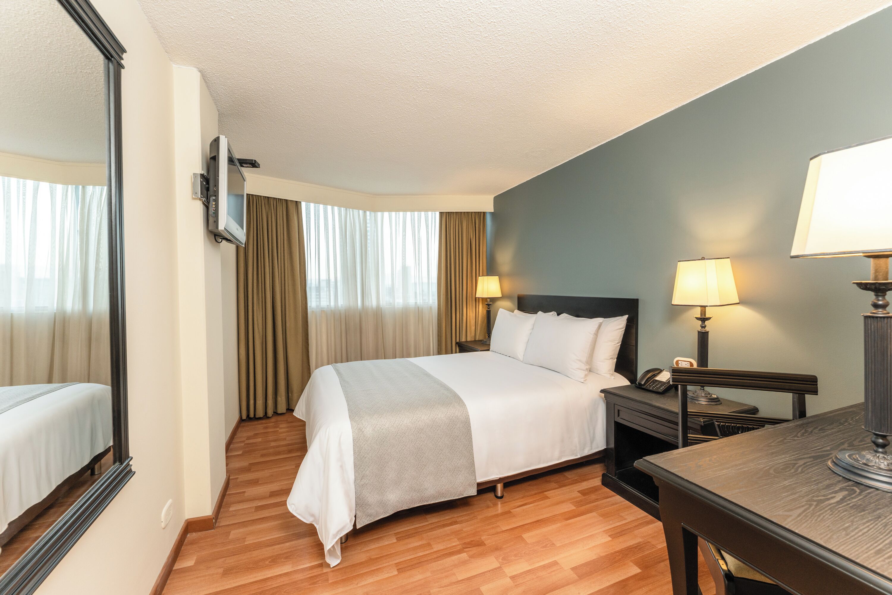 Standard Room | Premium bedding, in-room safe, desk, free cribs/infant beds