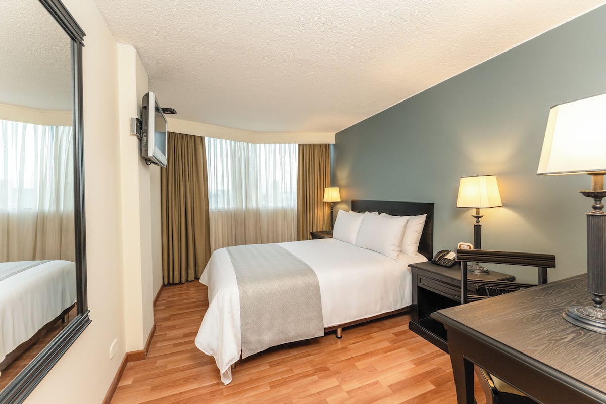 Habitación estándar | Ropa de cama de alta calidad y caja de seguridad en la habitación