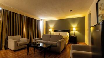 Ropa de cama de alta calidad y caja de seguridad en la habitación