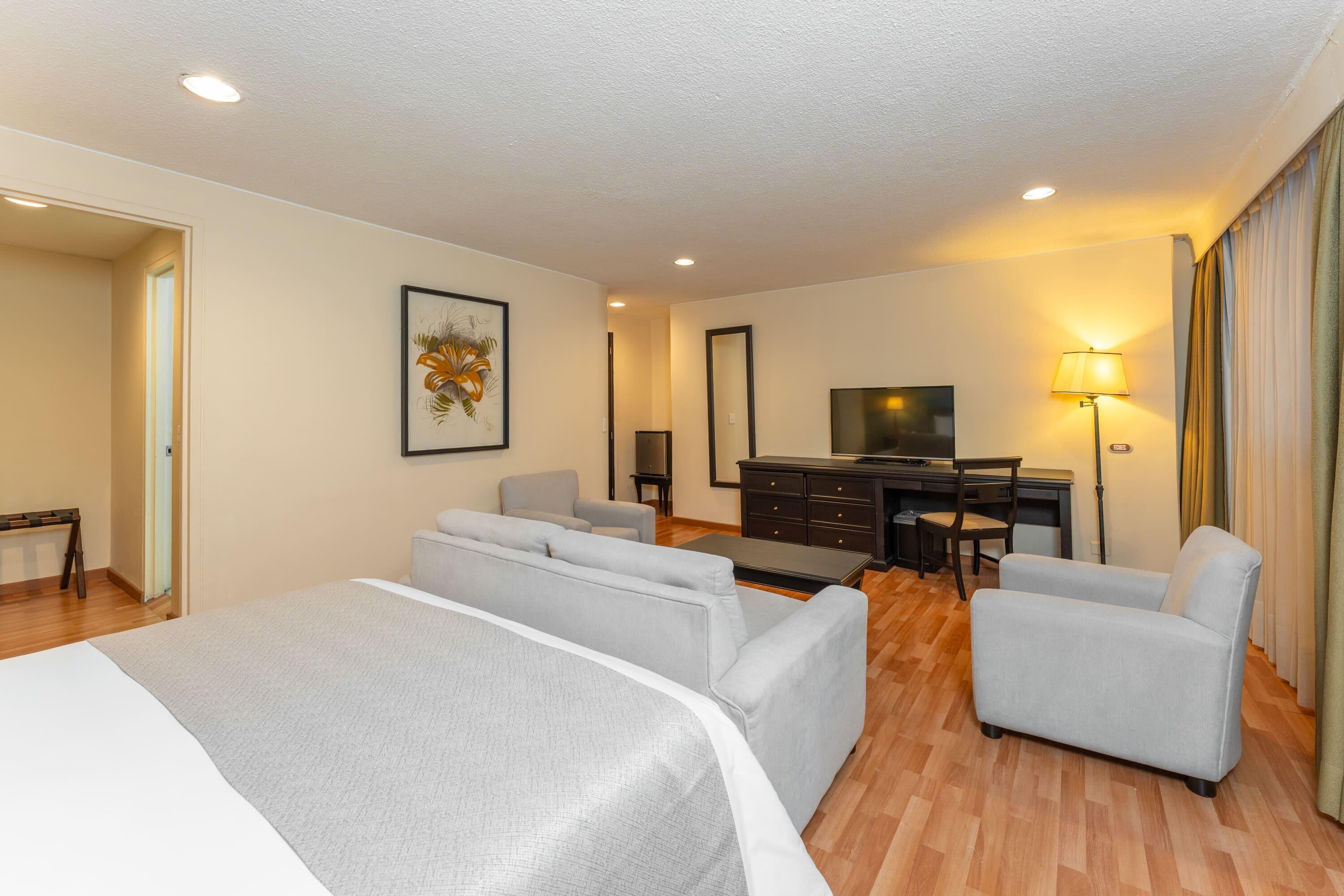 Premium bedding, in-room safe, desk, free cots/infant beds