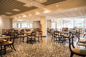 Breakfast, lunch, dinner served; international cuisine - Hotel Dann Avenida 19 Bogota (Bogotá)