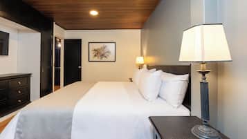 Junior Suite | Premium bedding, in-room safe, desk, free cribs/infant beds
