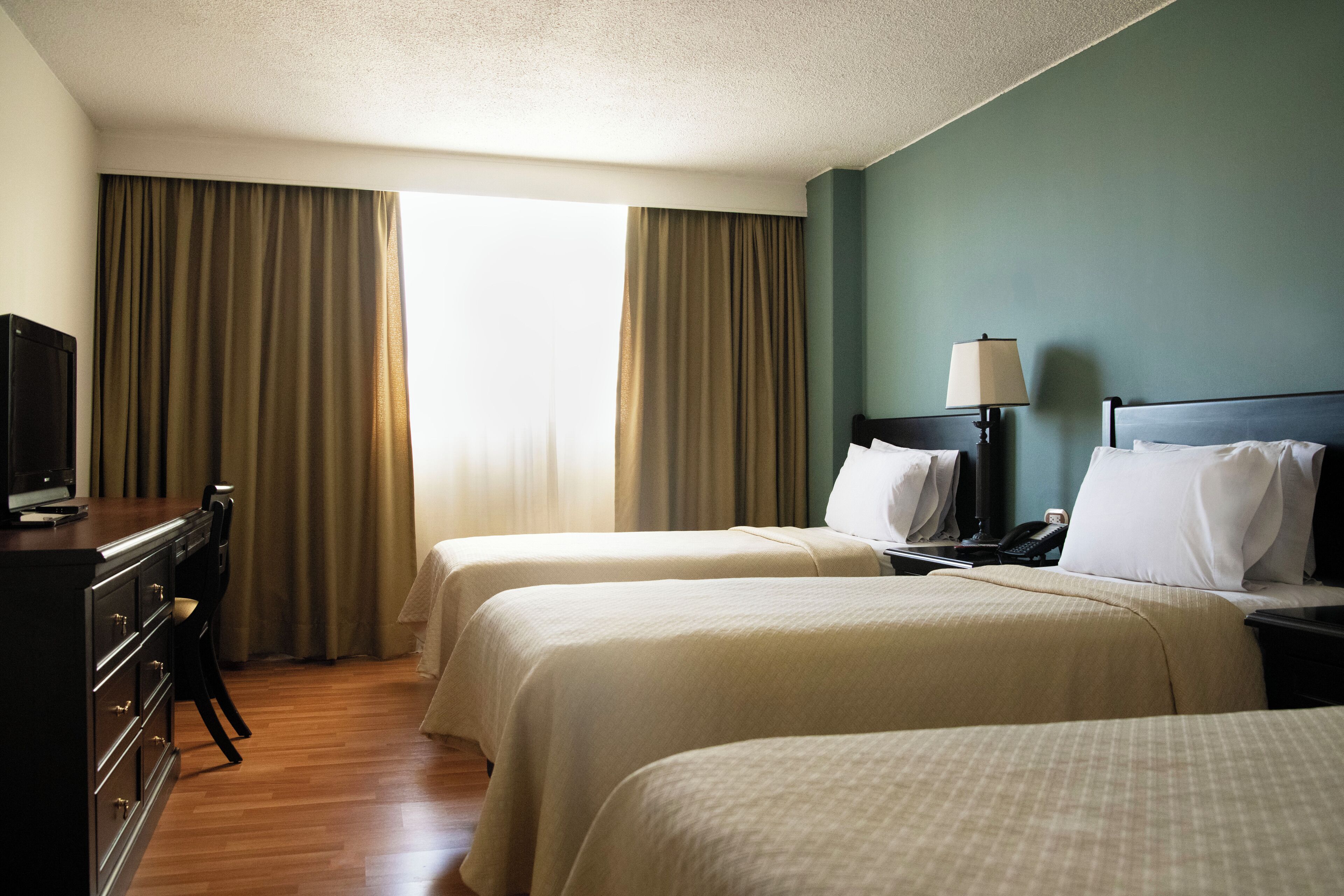 Ropa de cama de alta calidad y caja de seguridad en la habitación 