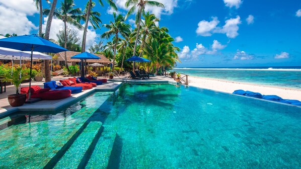 Outdoor pool, pool umbrellas - Manuia Beach Resort (Rarotonga)