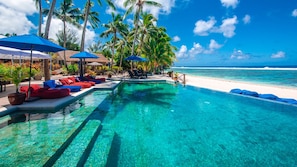 Piscine extérieure, parasols de plage