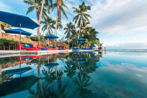 Outdoor pool, pool umbrellas - Manuia Beach Resort (Rarotonga)