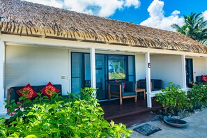 Beachfront Suite | Terrace/patio - Manuia Beach Resort (Rarotonga)