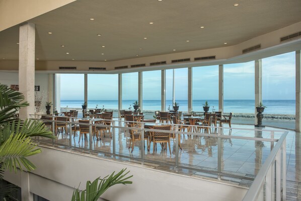 2 bars, lounge dans le hall, piano-bar