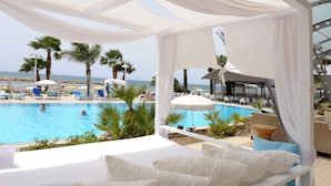 Bar en bord de piscine