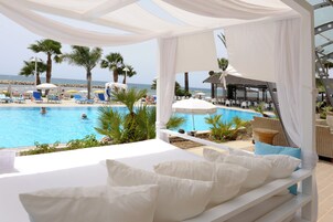 Poolside bar