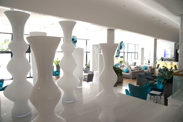 3 bars/lounges, swim-up bar, poolside bar, beach bar - Palm Beach Hotel & Bungalows (Oroklini)